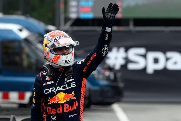 Max Verstappen (25) saluda al público presente ayer en las pruebas de clasificación del GP de España.