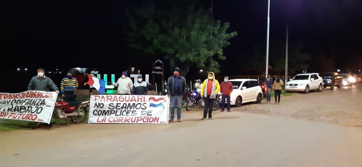 Manifestantes de Paraguarí piden dejar de ser cómplices de los corruptos.