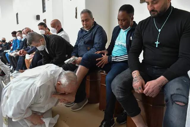 El papa Francisco celebró el Jueves Santo en una prisión italiana el tradicional ritual de lavado de pies a una docena de reclusos, informó el Vaticano.