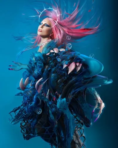 La cantante Lady Gaga con el arte de su nuevo álbum "Dawn of Chromatica".