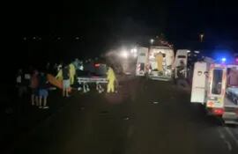 Bomberos de varias compañías acudieron para auxiliar a las víctimas. (Captura de vídeo).