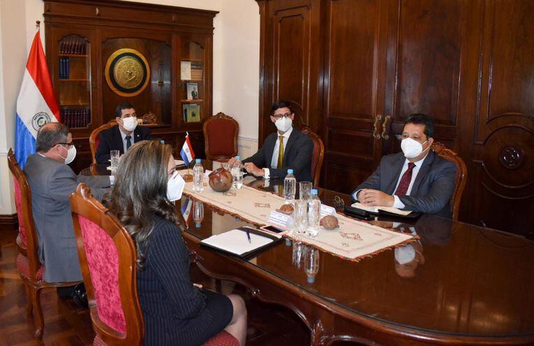 Reunión en Vicepresidencia sobre denuncias del exministro Arnaldo Giuzzio contra el expresidente Horacio Cartes.