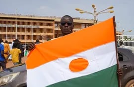 Un manifestante con una bandera de Níger durante una marcha progolpista en Niamey, el pasado domingo.