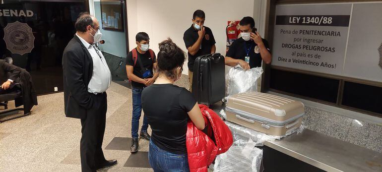 Bolivianos fueron demorados en el Aeropuerto Silvio Pettirossi cuando pretendían viajar a la ciudad de Madrid con pasaportes paraguayos que no les correspondían.