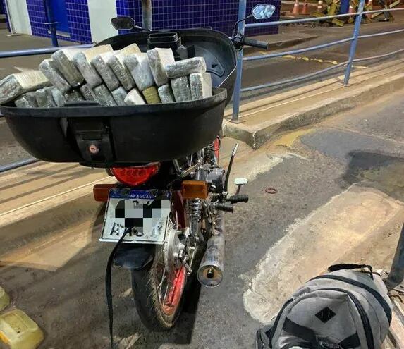 El motociclista paraguayo intentó llevar al Brasil más de 20 kilos de marihuana prensada.