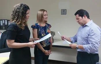 Las agentes fiscales Luz Guerrero y Natalia Silva junto con el juez penal de garantías José Agustín Delmás.