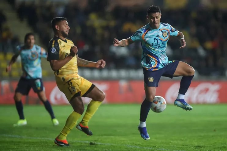 El defensor de Luqueño Rodi Ferreira se adelanta y corta el avance del delantero de Coquimbo Unido Andrés Chávez. Este marcó el único gol del partido.