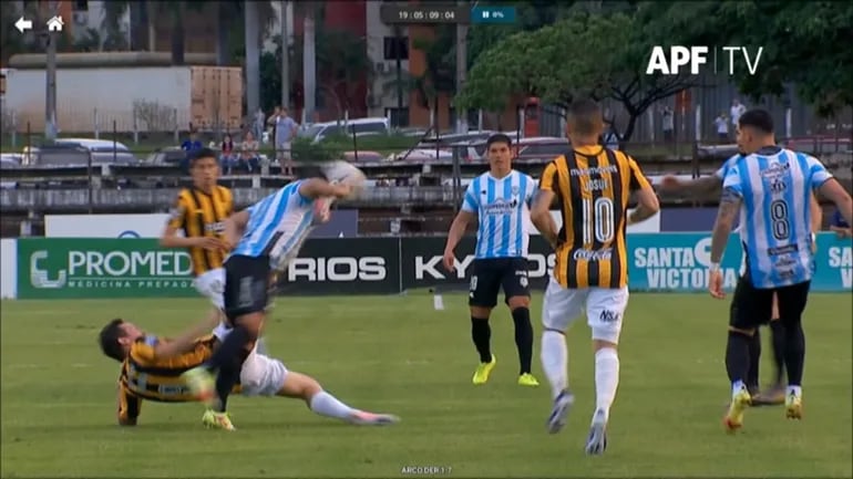 La jugada entre Fernando Fernández y Jorge Salinas en el partido entre Guaraní y Guaireña por la jornada 17 del torneo Clausura.