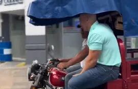 Hugo Ramírez busca ser senador arriba de un motocarro. (captura de video).