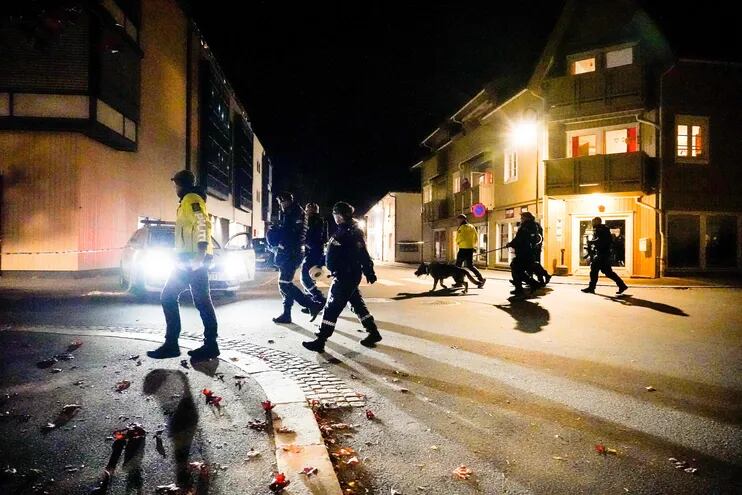Equipos de emergencia y la Policía de Noruega durante la intervención tras conocerse el ataque con arco y flecha en la ciudad de Oslo.