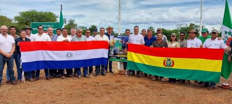 Autoridades de nuestro país y Bolivia, tras la firma de acuerdo de cooperación entre ambos departamentos fronterizos.