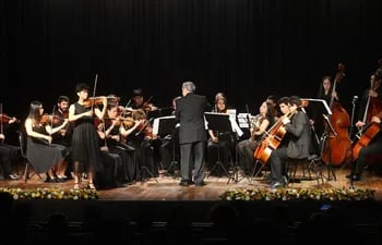 la-orquesta-de-camara-juvenil-del-ccpa-con-la-violinista-alejandra-cabanas-bajo-la-direccion-de-miguel-ngel-gilardi--222853000000-1742106.jpg