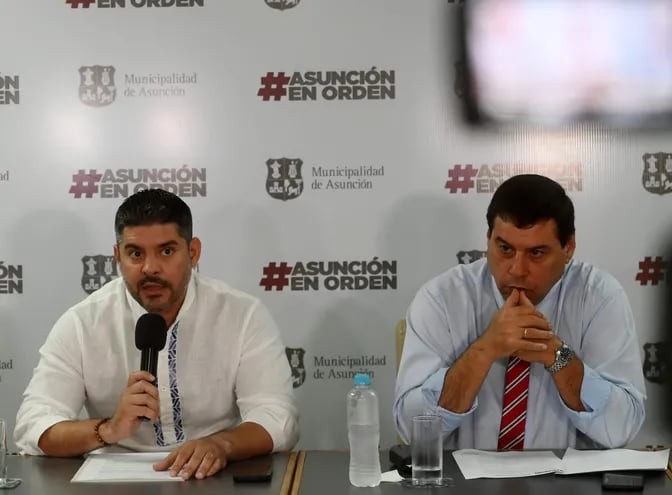 El intendente asunceno Óscar Rodríguez (ANR) junto a su asesor jurídico Benito Torres.