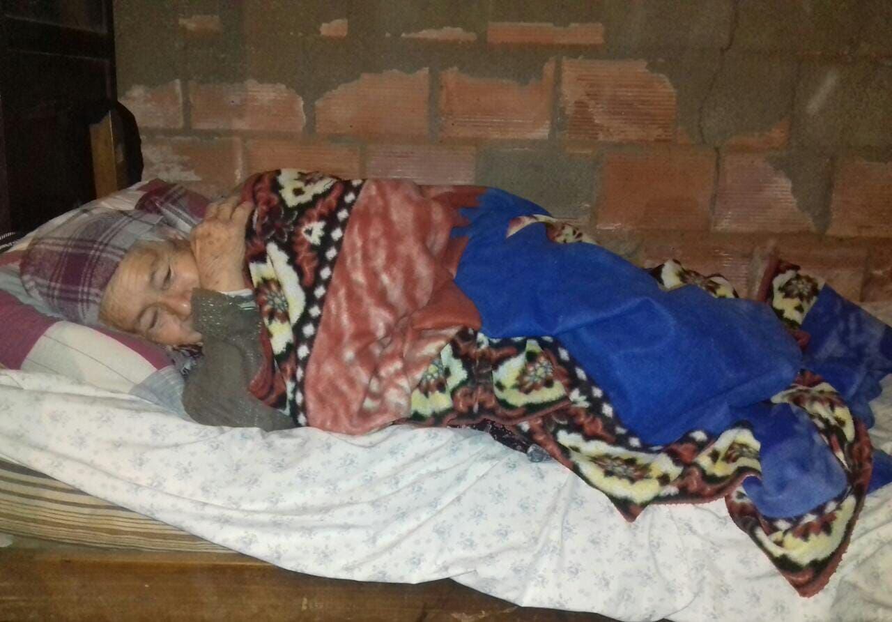 Gudelia Delvalle de Bracho de 76 años se encuentra enferma y vive en una precaria casa en el barrio San Antonio de Asunción y el Ministerio de Hacienda le cortó la pensión por la tercera edad porque su marido cobra una jubilación de G.800 mil. La mujer padece de diabetes y no tiene dinero para la compra de medicamentos. 
