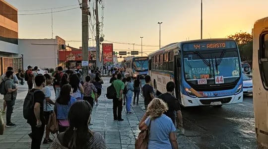En una foto captada en la mañana de este 7 de mayo se observa a decenas de pasajeros esperando para abordar el transporte público en la zona de Loma Pytã, Asunción.