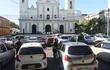 Feligreses participaron ayer de la misa central de la Catedral de Asunción en automóviles.