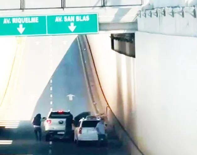 Tres asaltantes descendieron de la camioneta para perpetrar el millonario golpe en pleno Multiviaducto. Interceptaron el vehículo en el que viajaba la víctima.