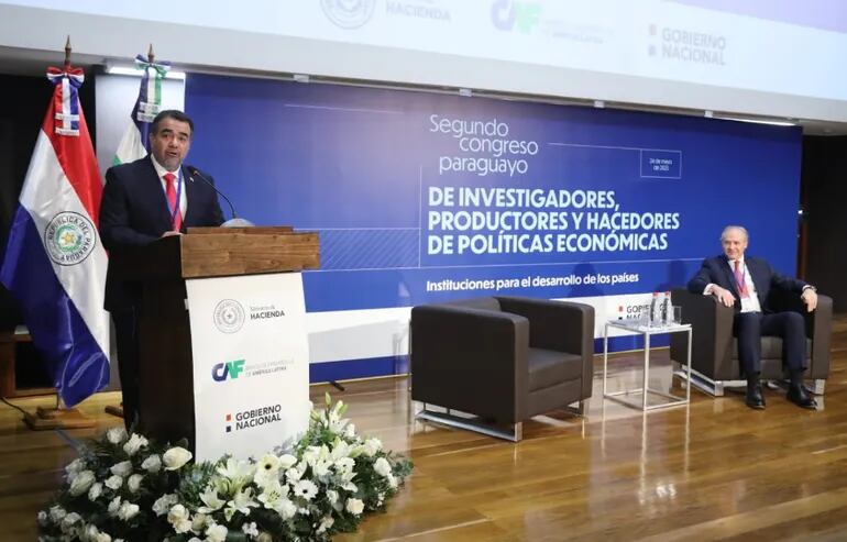 El ministro de Hacienda, Óscar Llamosas, en la apertura del “Segundo Congreso Paraguayo de Investigadores, Productores y Hacedores de Políticas Económicas”, que se lleva a cabo en el  Instituto del Banco Central del Paraguay (BCP).
