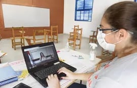 Ante el avance del covid, actualmente un 80% de los alumnos tienen clases virtuales. Cientos de docentes enseñan a través de la computadora, en aulas vacías o espacios personales.