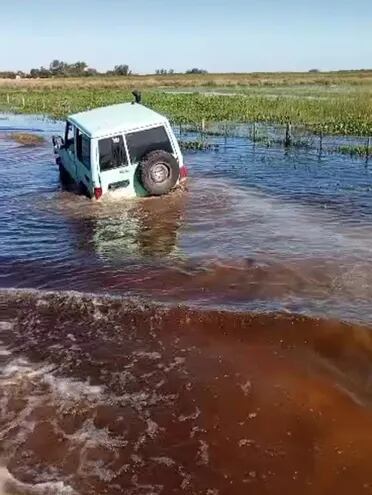 Una camioneta de la ANDE quedó estancada en en el trayecto Duarte Cué- Punta Diamante distrito de Tacuaras. Varios distritos de Ñeembucú siguen inundados debido a la las últimas precipitaciones.