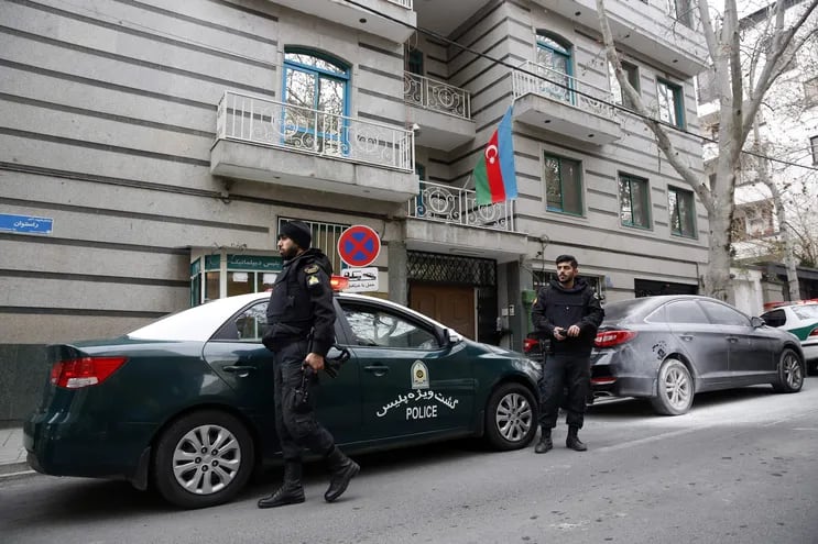 La policía hace guardia frente a la embajada de Azerbaiyán en Teherán, Irán, el 27 de enero de 2022. Según las autoridades iraníes, un guardia de seguridad de la embajada murió y otras dos personas resultaron heridas durante un ataque con armas.