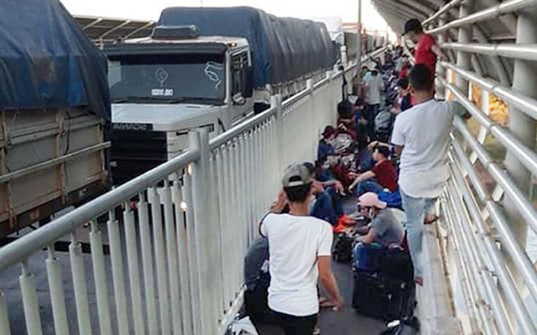 Casi 300 paraguayos permanecen sobre el Puente de la Amistad, desde el domingo, esperando entrar al país.