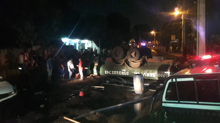 Cuatro heridos tras choque entre un camión y dos autos en Ñemby