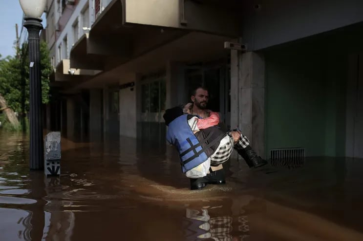 Un voluntario asiste a una víctima de las inundaciones en Porto Alegre, Río Grande do Sul, Brazil.
