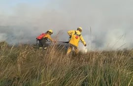 Incendio de pastizal en Itacurubi del distrito de Abai