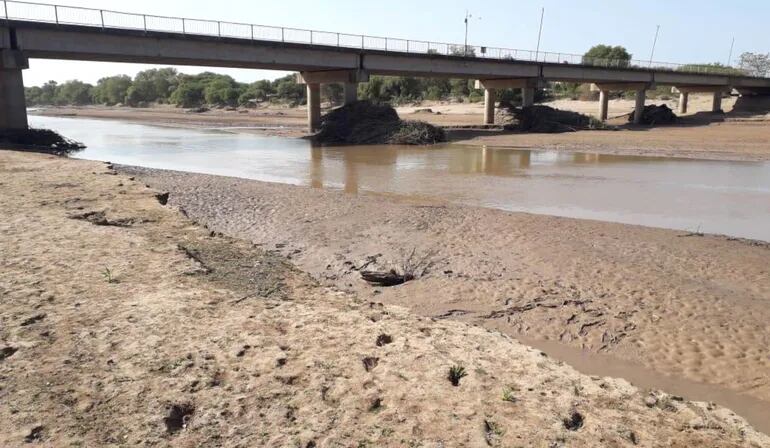 Ocho metros de ancho tiene actualmente  el canal del río  Pilcomayo en  la zona de Pozo Hondo.