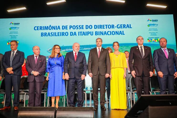 El presidente paraguayo, Mario Abdo Benítez, y su par Luiz Inácio Lula da Silva participaron de la ceremonia de asunción al cargo del nuevo presidente brasileño de la Itaipú Binacional, Enio Verri.