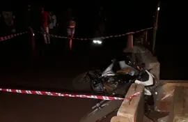 La motocicleta de  Dionesio Fontana, quedó destruido e incrustado en el concreto de cemento.