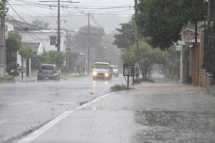 Meteorología anuncia lluvias con tormentas eléctricas para Asunción y 11 departamentos.