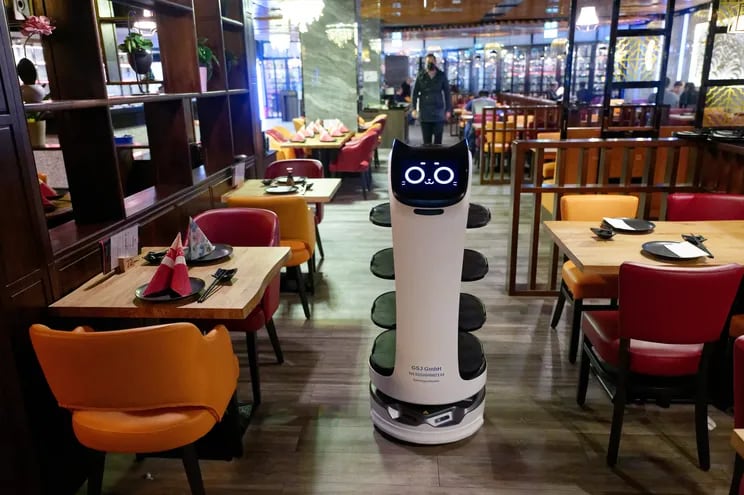 El robot Miaomiao circula en forma autónoma por el restaurante de sushi Nakoyashi, en Colonia, Alemania. La incorporación de robots en los servicios gastronómicos podría acelerarse en ese país por la escasez de personal que sufre actualmente el sector.