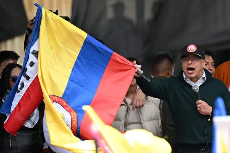 El presidente colombiano Gustavo Petro ondea una bandera nacional mientras pronuncia un discurso durante una manifestación del Día del Trabajo en Bogotá el 1 de mayo de 2024.