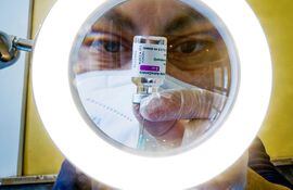 Un sanitario prepara las dosis de la vacuna contra el covid, AstraZeneca,en un centro de vacunaciones en Nápoles,Italia. (EFE)