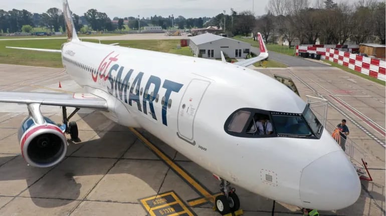 Imágenes de un avión de la aerolínea “ultra low cost” JetSMART, que arribará al país en noviembre pero ya tiene la venta de boletos habilitada.