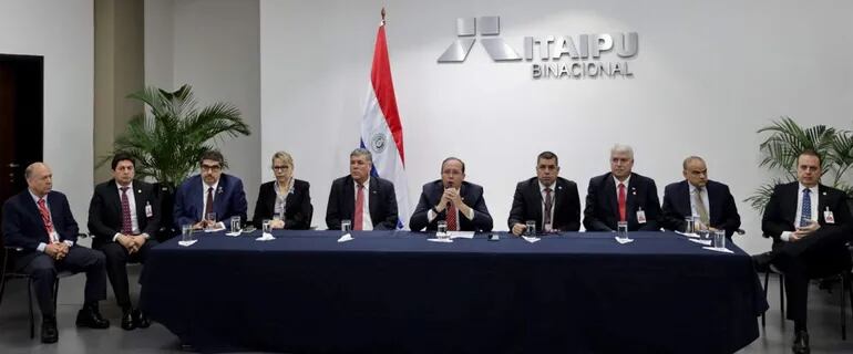 El director general paraguayo de Itaipú, Manuel Cáceres, acompañado de directores y consejeros, en la conferencia de prensa.