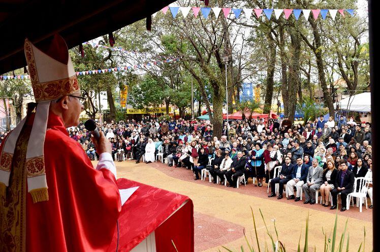 Monseñor Joaquín Robledo (izq.) presidió ayer la celebración en honor a San Lorenzo, patrono de la “ciudad universitaria”.