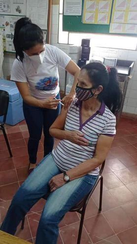 Una señora se aplica la vacuna contra el covid 19 en el puesto de Alberdi