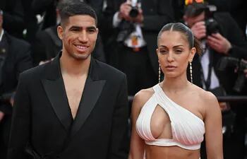 El futbolista Achraf Hakmi y su esposa Hiba Abouk, actriz española.