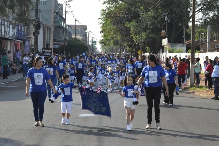 Los pequeños estudiantes de educación inicial deslumbraron a la comunidad durante el desfile.