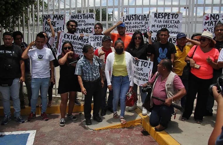 Periodistas de diferentes medios de comunicación protestan  frente a la Fiscalía General de la República (FGR), en el municipio de Chilpancingo en Guerrero (México).