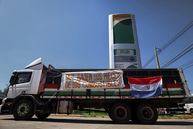 Un camión con el mensaje "que bajen los precios de los combustibles" durante las manifestaciones que realizaban los camioneros ante las subas.