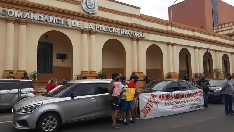 Conductores de Uber durante una manifestación frente a la Comandancia de la Policía Nacional, en Asunción, este lunes.