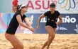 Erika Mongelos (i) y Michelle Valiente durante la tercera fecha de la fase de grupos del Vóleibol de Playa de los Juegos Suramericanos Asunción 2022.