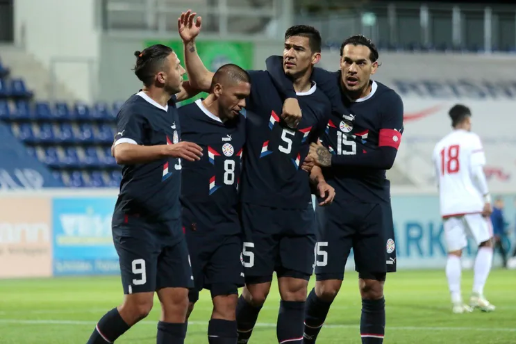 Fabián Balbuena (5) festeja el gol que convirtió contra Emiratos Árabes para la victoria de Paraguay en Austria.
