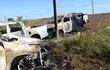 Vehículos quemados en el lado brasileño, a unos 10 km de la frontera con Paraguay.