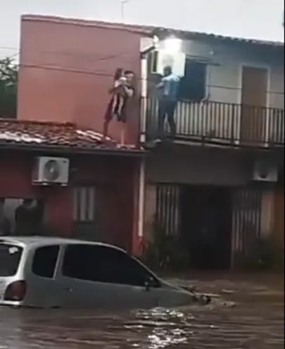 Vecinos del barrio Trinidad de Asunción salvaron a dos niños de las inundaciones registradas tras el temporal.