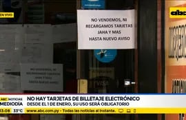 Los locales del microcentro de Asunción colocan carteles para avisar que no cuentan con las tarjetas para el billetaje electrónico.